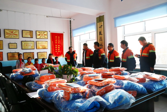【穿越寒冬，多銅溫暖踏雪而來】多寶山銅業(yè)開展溫暖進校園活動 (4)-640.JPG